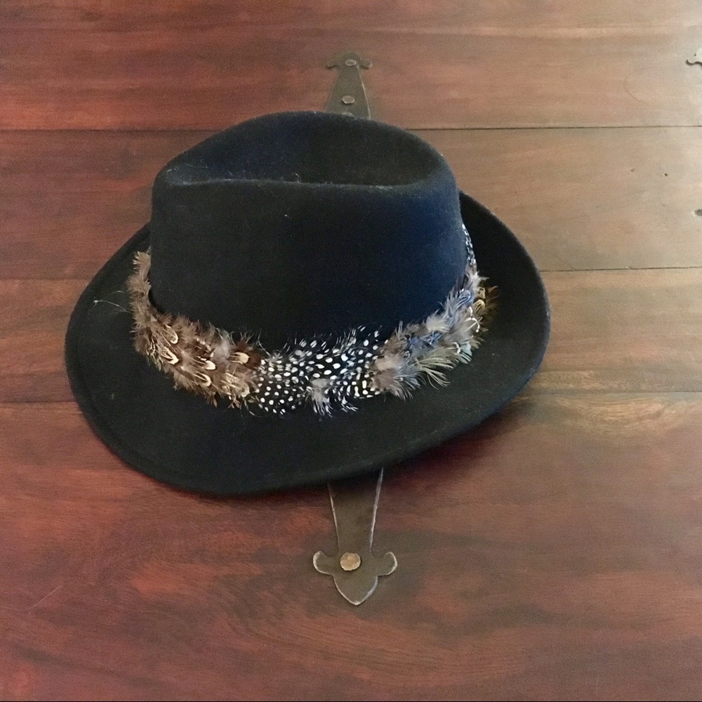 Forever 21 Black felt fedora, feather band,